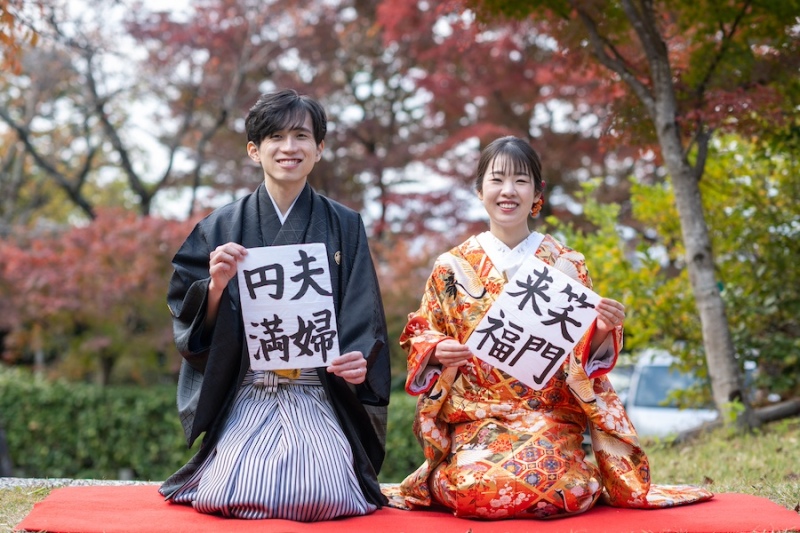 紅葉穴場スポットでの正座シーン