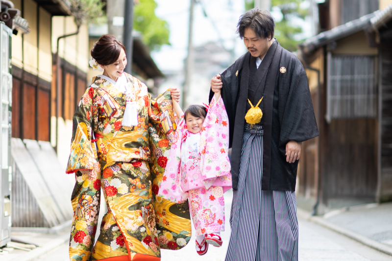 パパとママに手をつながれて