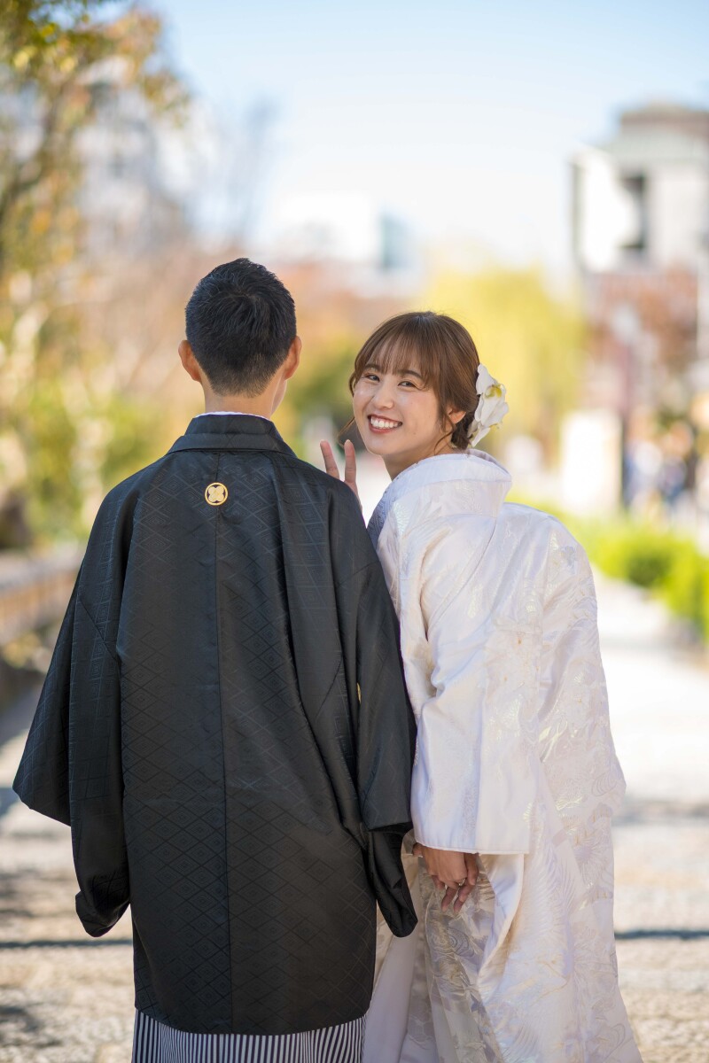 振り返りの笑顔