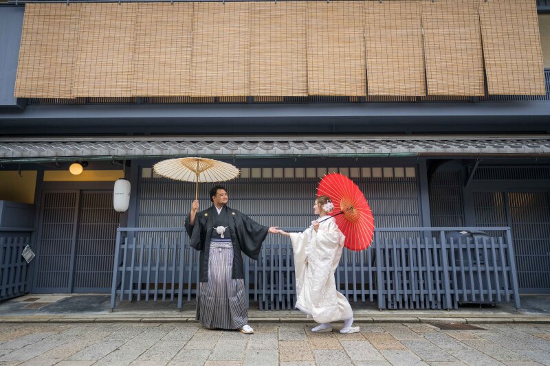 舞妓さんの置屋が並ぶ路地で