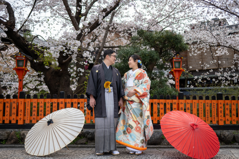 辰巳大明神の玉垣の前
