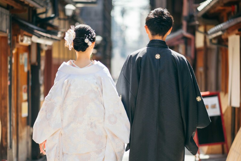 小路を歩くお二人、、素敵です。