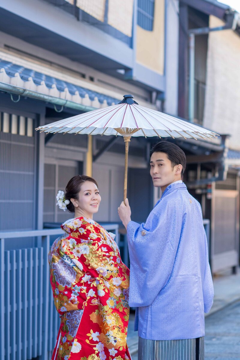 祇園白川の町家の前で