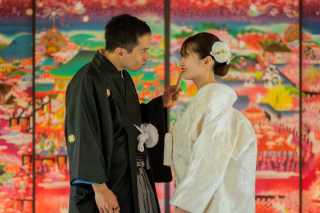 赤い襖絵の前で