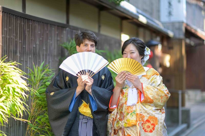 小路の竹の前で