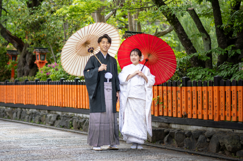 赤い柵のそばで