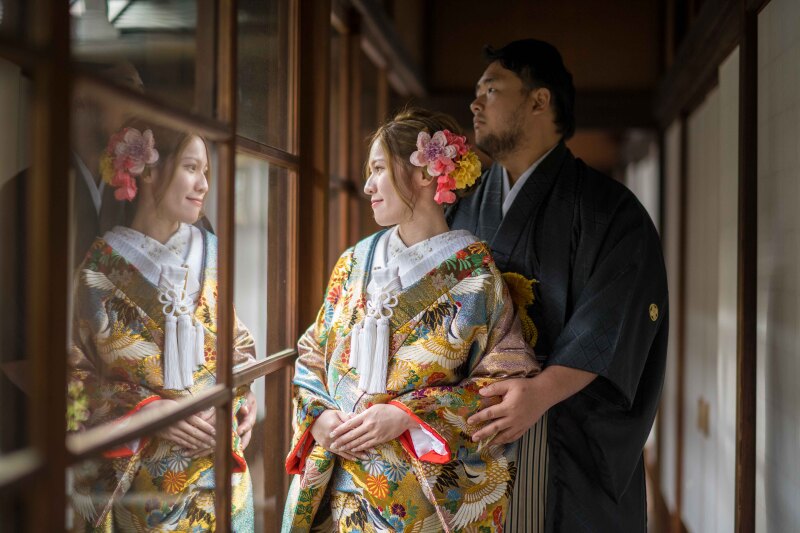 寺院の書院前の廊下でガラスに映して