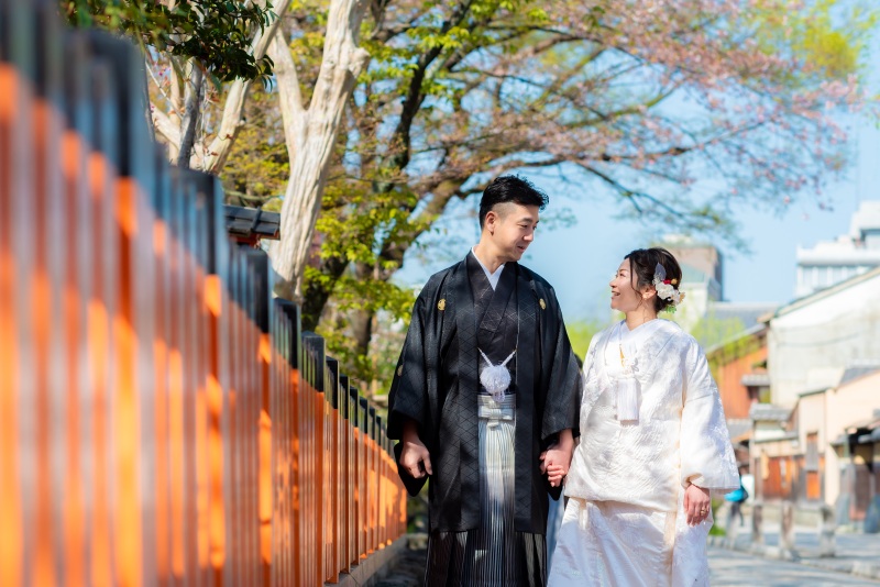 玉垣を背景に自然な雰囲気で