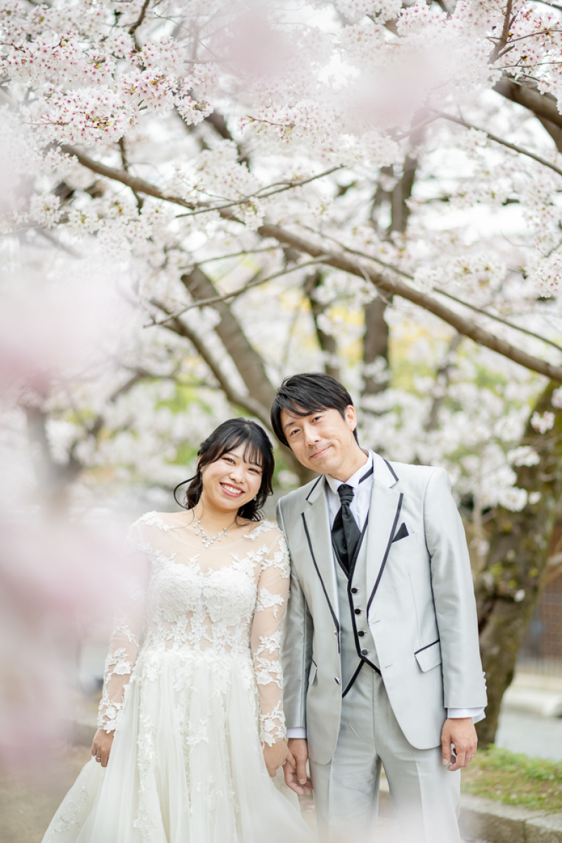 桜と洋装のウェディングフォト