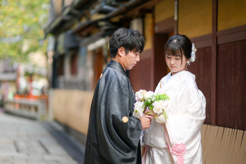 一緒にブーケを持って