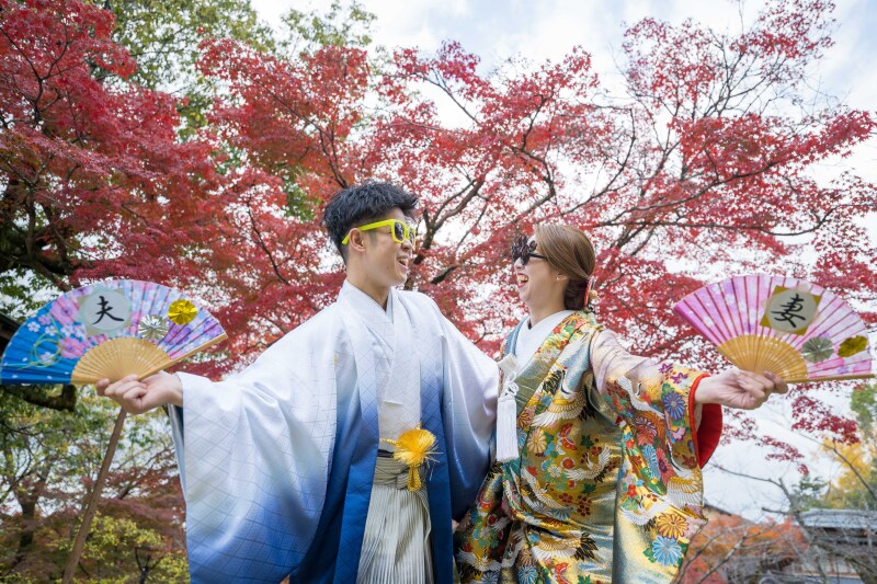 サングラスと夫婦の扇子と紅葉
