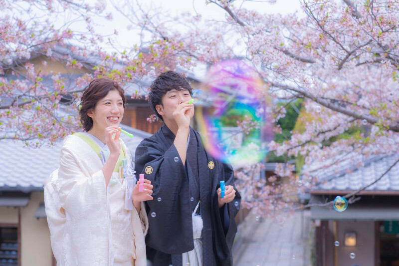 お持ち込みのシャボン玉と桜が幻想的な可愛らしい一枚