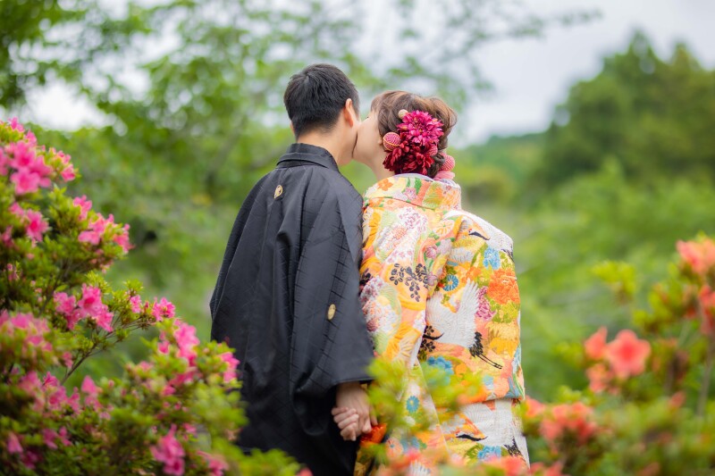 仲良しなお二人を森の中でそっとのぞいた様な雰囲気で撮影