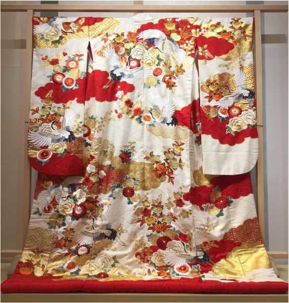 雲暈しに草花鶴