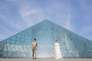 ガラスのピラミッドと白樺ロケーション