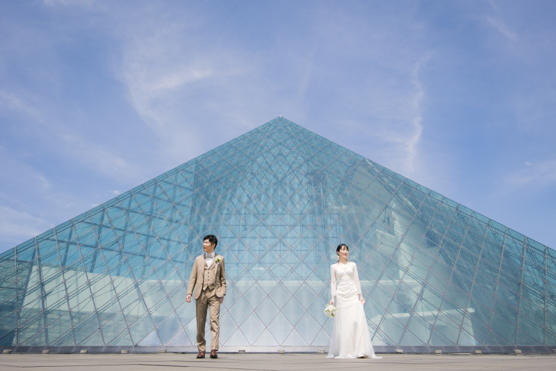 ガラスのピラミッドと白樺ロケーション