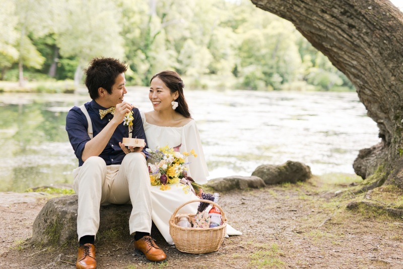 水辺でピクニック気分