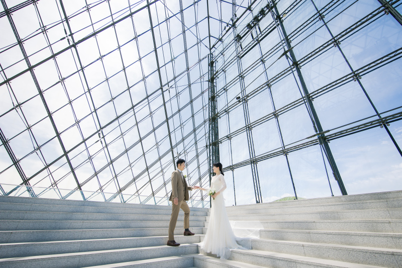 ガラスのピラミッド内のアトリウム