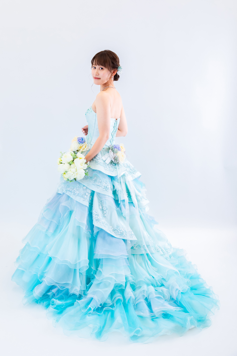 スタジオでカラードレス