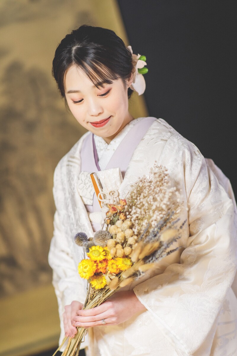 掛け軸を背景に