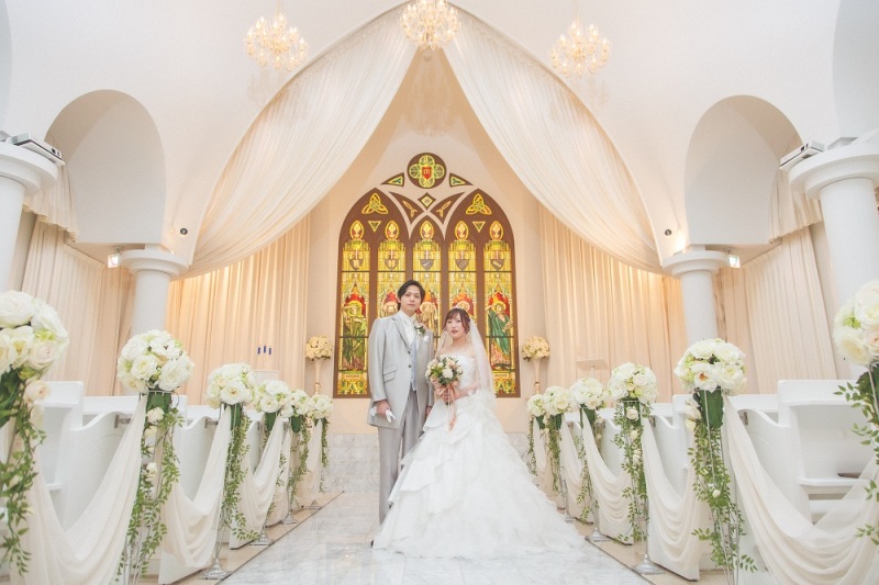 ステンドグラスを背景に