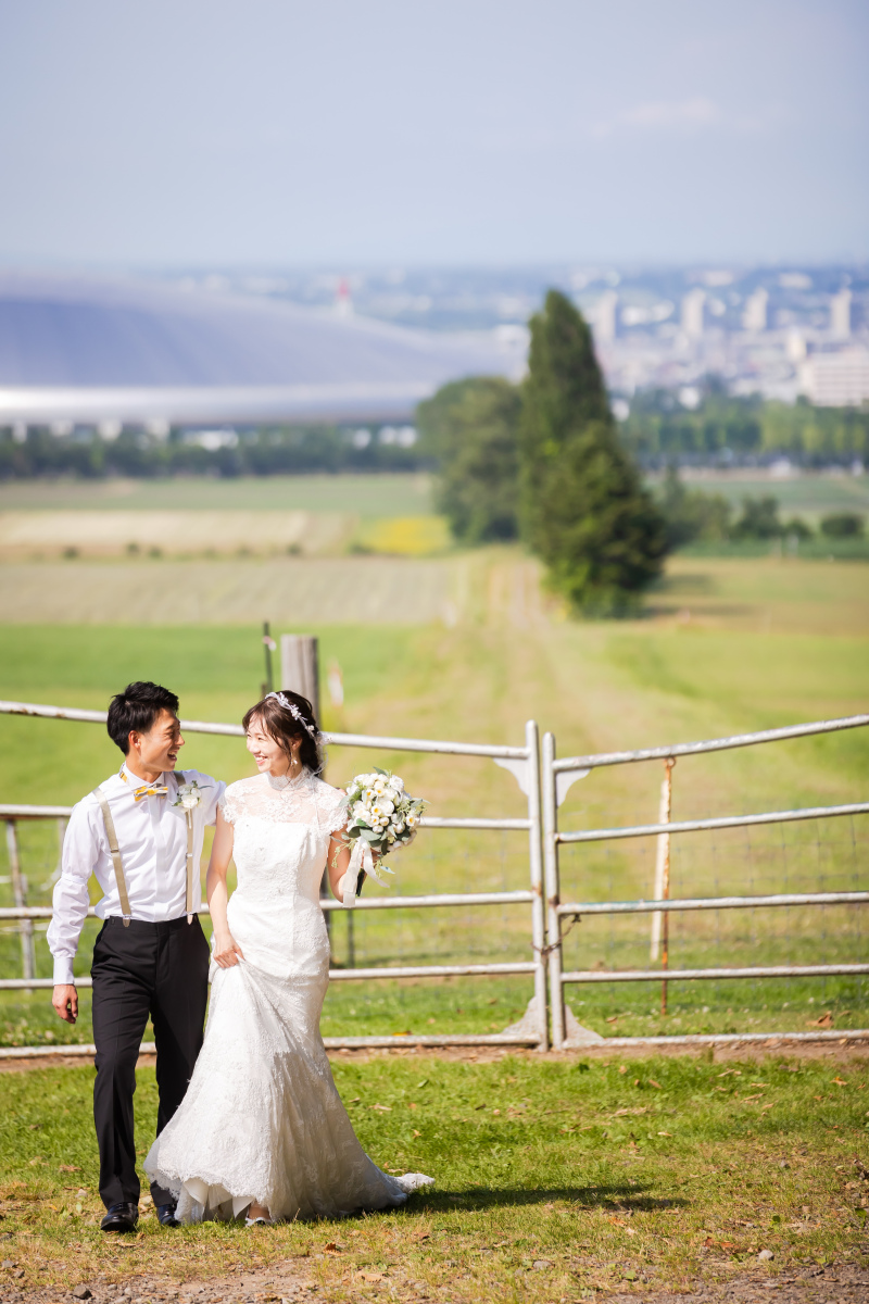 札幌の街並みを背景に