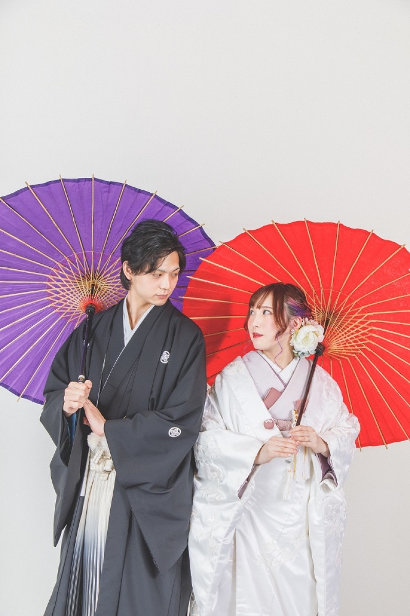 白無垢にはカラフルな和傘が似合います♪