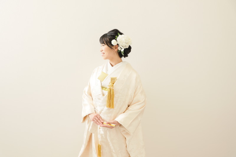 髪飾りはあえての白で