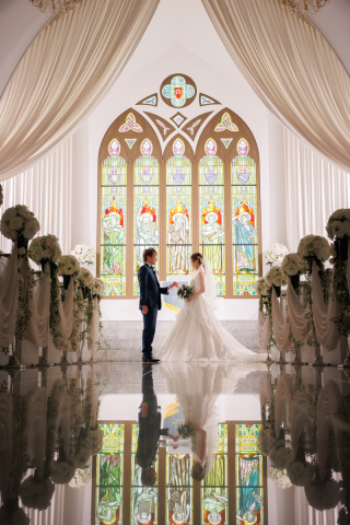 鏡のようなバージンロードに映り込む二人