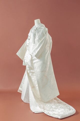 金入鶴に桜流水　