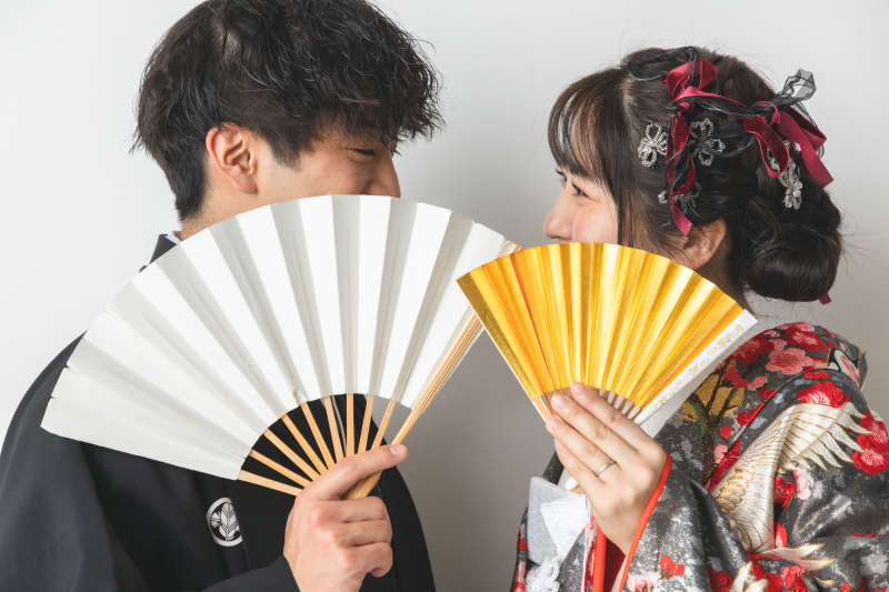 扇子を使った顔隠しショット
