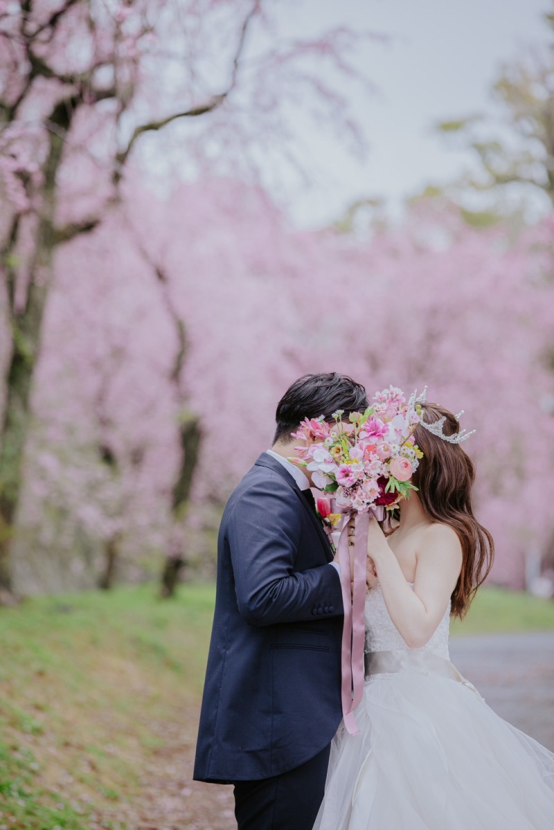 ブーケで顔隠しショット