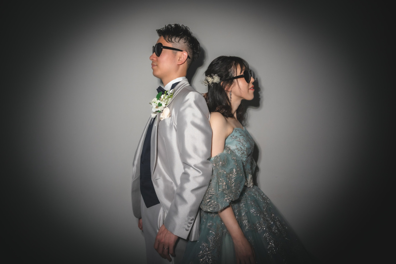 ライトとサングラスを使って