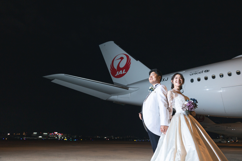 飛行機をバックにお二人だけの写真を・・・