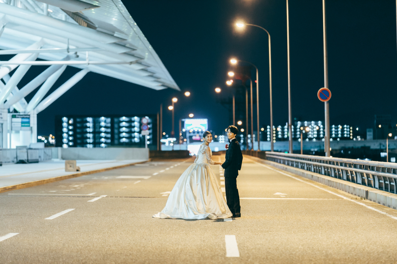 福岡の夜景をバックに