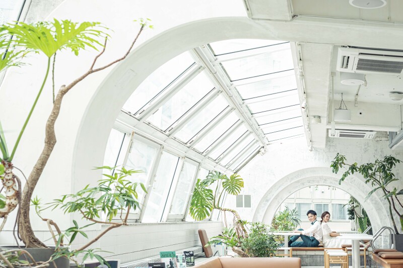 硬い光や柔らかい光、二人の雰囲気に合う写真を撮影していきます