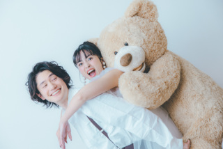 ナチュラルな光を取り入れた、二人の柔らかな雰囲気があふれる写真が特徴です