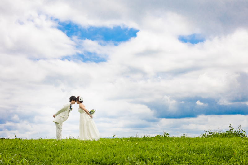 挙式後はロケーションでフォト撮影
