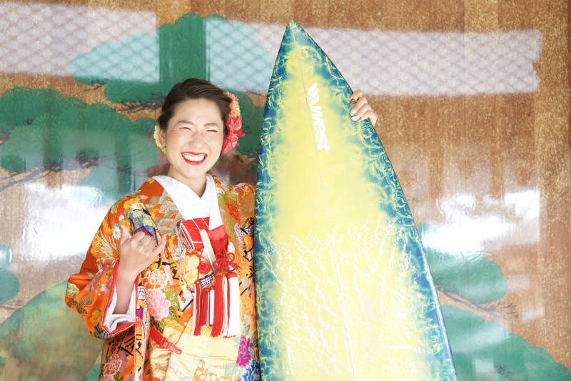 色打掛でサーフボードを持って撮影♪