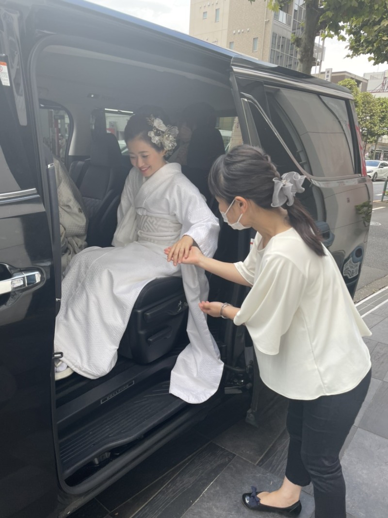 撮影の後も、涼しいお二人専用送迎車でサロンへ！