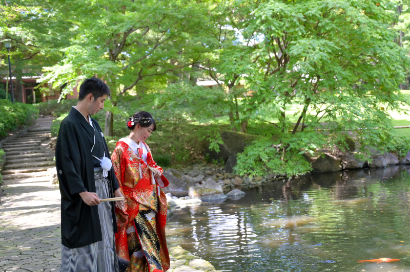 口をパクパクと…近づいてくる鯉にびっくり♪