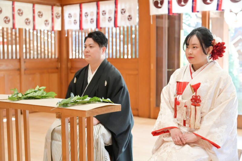 玉串奉奠を行うおふたり。