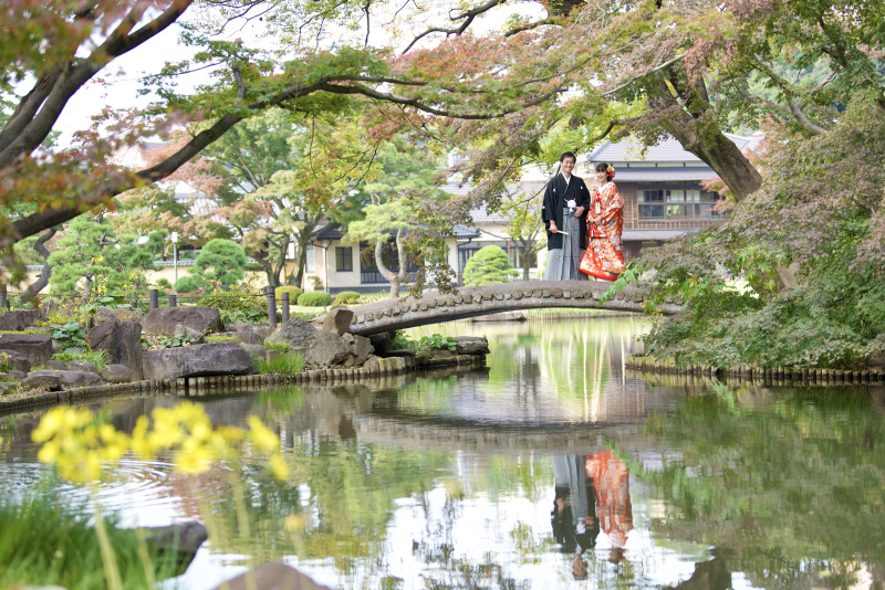 水辺に移るお二人もすてき。定番のアーチ撮影