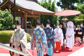 家族と一緒に神社にて挙式と、ロケーション撮影を。