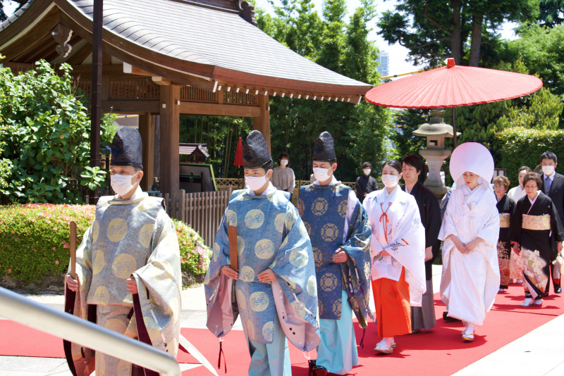 家族と一緒に神社にて挙式と、ロケーション撮影を。