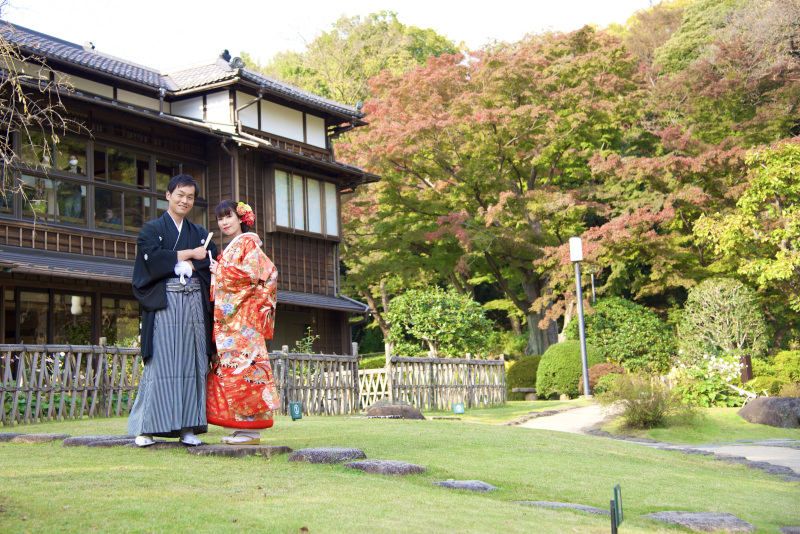 古民家前。紅葉グラデーションがとても素敵です!