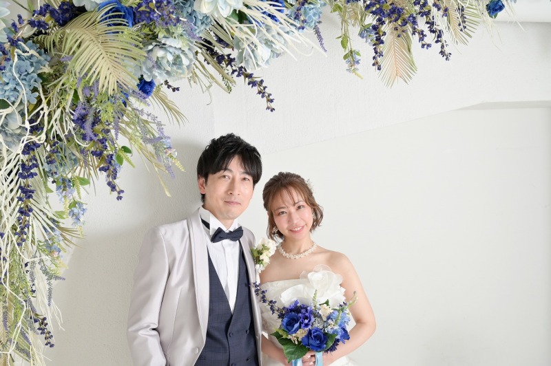 背景もいろいろ。手元を飾るブーケもいろいろ。