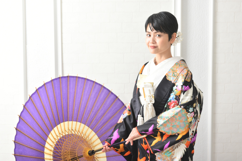 ショートヘアでも恰好良く現代柄の黒色を!