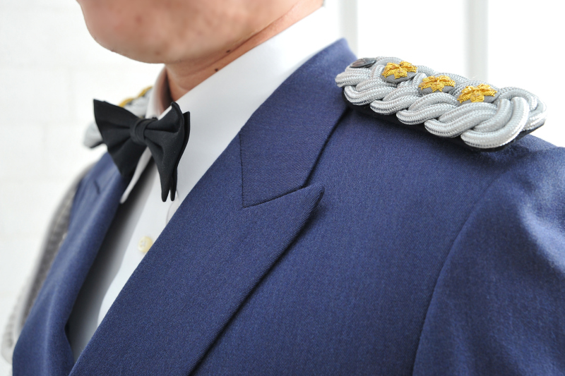 ご新郎様のお仕事で着用する制服も素敵!