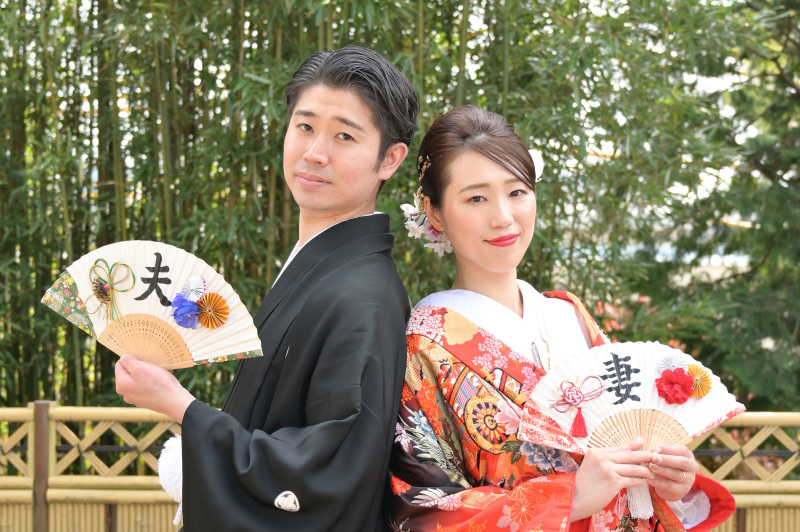 緑の多い神聖な境内で撮影